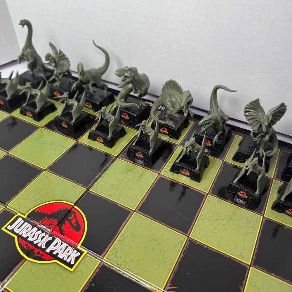 Jurassic Park Chess Set Noble Collection Dinosaur Board Game Ages 7+ COMPLETE - Picture 8 of 12